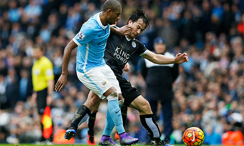 Leicester (áo đen) là một dị biệt, chơi thành công mà không cần phải sở hữu nhiều bóng và giỏi đan lát - mô-típ quen thuộc của các đội bóng hàng đầu châu Âu hiện tại. Ảnh: Reuters.