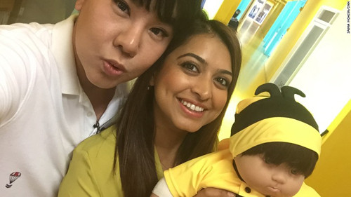 Bookko (áo trắng) và con búp bê nhí. Ảnh: CNN