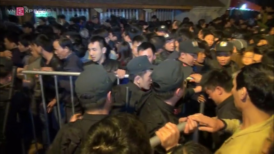 Xin ấn đền Trần, người dân cầu mong gì