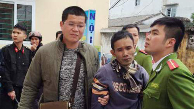 Công an dẫn giải Nguyên về trụ sở để phục vụ điều tra.