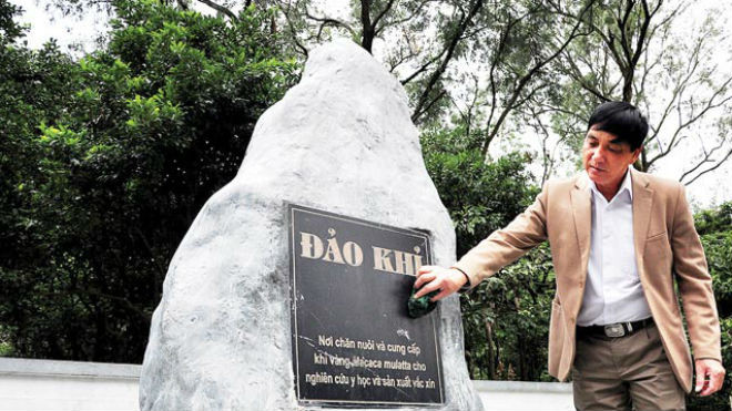 Bác sĩ Vũ Công Long bên bia đá tri ân loài khỉ cứu người. Ảnh: Trần Quang