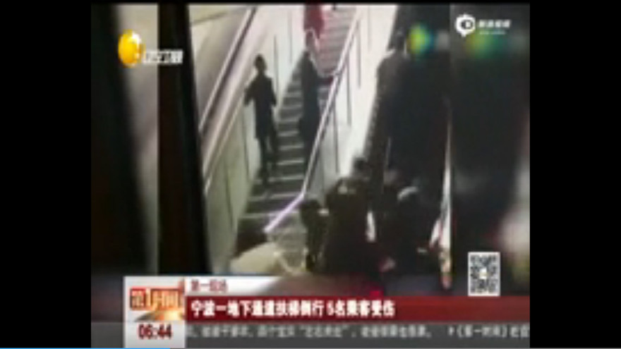 Clip nhiều người ngã nhào vì thang cuốn bất ngờ đổi chiều