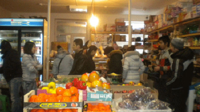 Hàng Tết ở một quầy đồ khô.