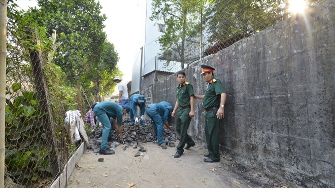 Ngay từ sáng sớm, lãnh đạo huyện Củ Chi đã triển khai công việc làm đường, xây nhà cho mẹ Em, mẹ Oanh