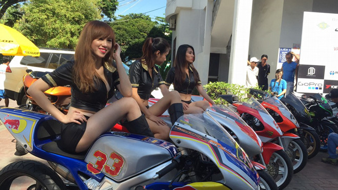 Trong buổi thông tin về đường đua, Tập đoàn Khang Thông ra mắt hàng chục xe phân phối cao