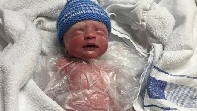 Bé Isaac Derwent đã được cứu sống nhờ quấn trong túi nilon.