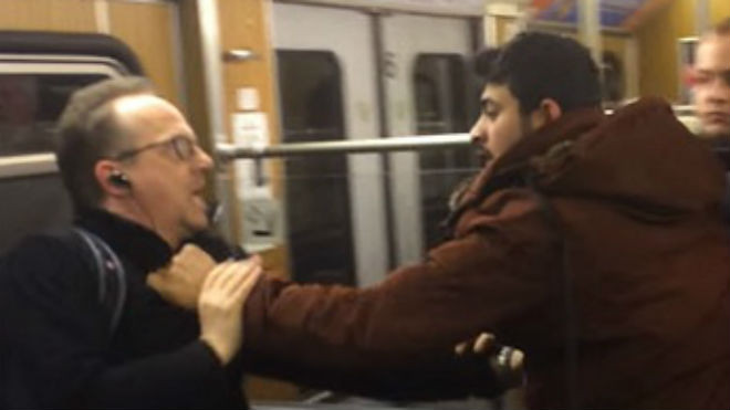 Người đàn ông lớn tuổi bị túm cổ trên tàu điện ngầm. Ảnh: The Sun
