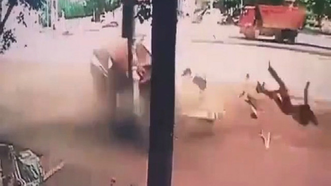 Ô tô húc bay hai người rồi tông thẳng vào cột điện