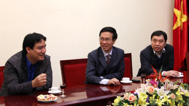 Bí thư thứ nhất T.Ư Đoàn Nguyễn Đắc Vinh (bên trái) báo cáo với đồng chí Võ Văn Thưởng (giữa), Ủy viên Bộ Chính trị, Trưởng Ban Tuyên giáo Trung ương những kết quả nổi bật của Công tác Đoàn và phong trào thanh thiếu nhi trong thời gian qua. Ảnh: Đông Hà