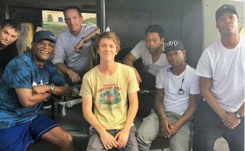 Tài tử Samuel L. Jackson (ngồi bên trái) chia sẻ hình ảnh trên trang cá nhân cuối năm ngoái và khẳng định sẽ sang Việt Nam theo "Kong: Skull Island".