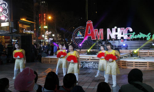 Nhiều tiết mục ca hát ấn tượng bên bờ sông Hàn. Ảnh: Thanh Trần. 