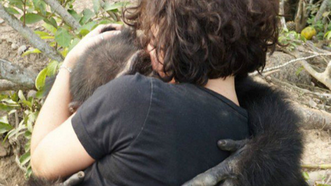 Ponso mừng rỡ ôm khách đến thăm. Ảnh: SOS Ponso