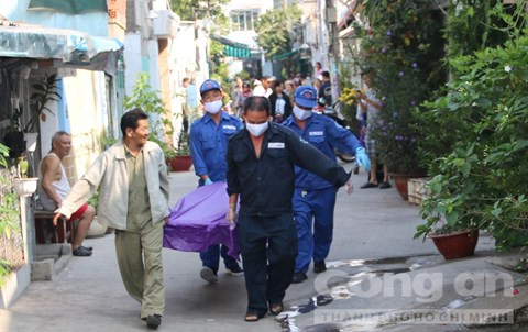 Nạn nhân là một tài xế xe ôm khoảng 40 tuổi - Ảnh: Thiên Long/CATP