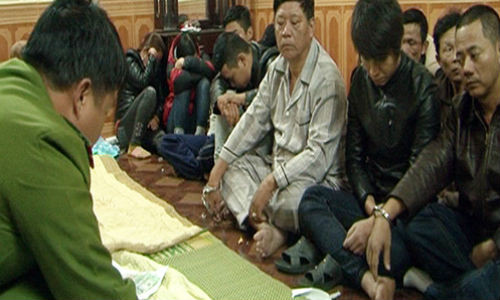 Những con bạc gôm cả nam và nữ bị công an bắt giữ khi tham đánh bạc với số tiền hàng trăm triệu đồng. Ảnh: C.A.