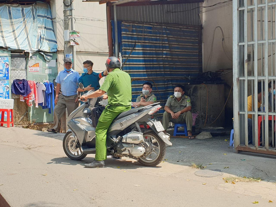 Công an khám nghiệm hiện trường.