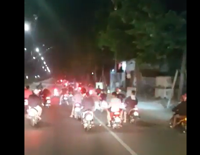 Lạnh gáy cảnh quái xế dàn hàng đua xe trước đầu container