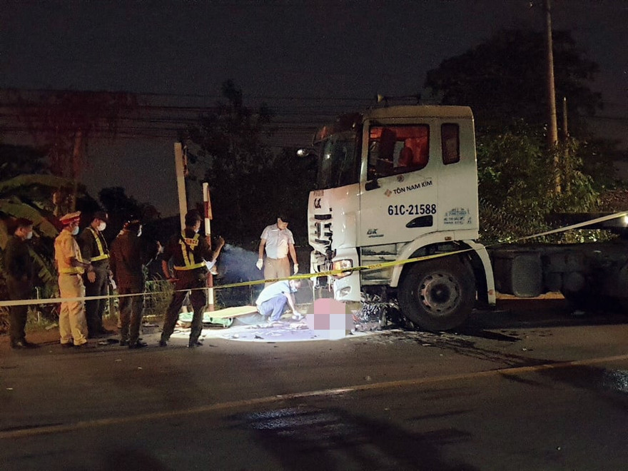 Đi vào đường ngược chiều rồi lao vào xe container, hai anh em tử vong tại chỗ