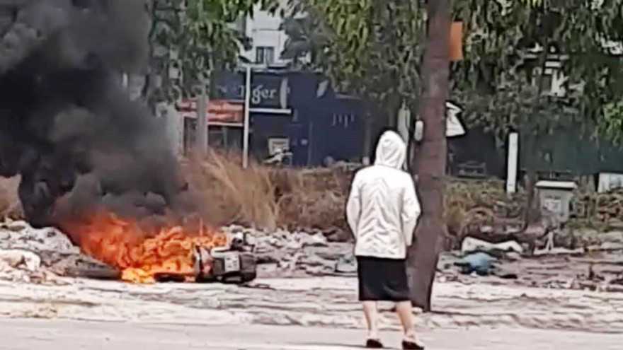 Cô gái đứng nhìn xe cháy. Ảnh: CTV