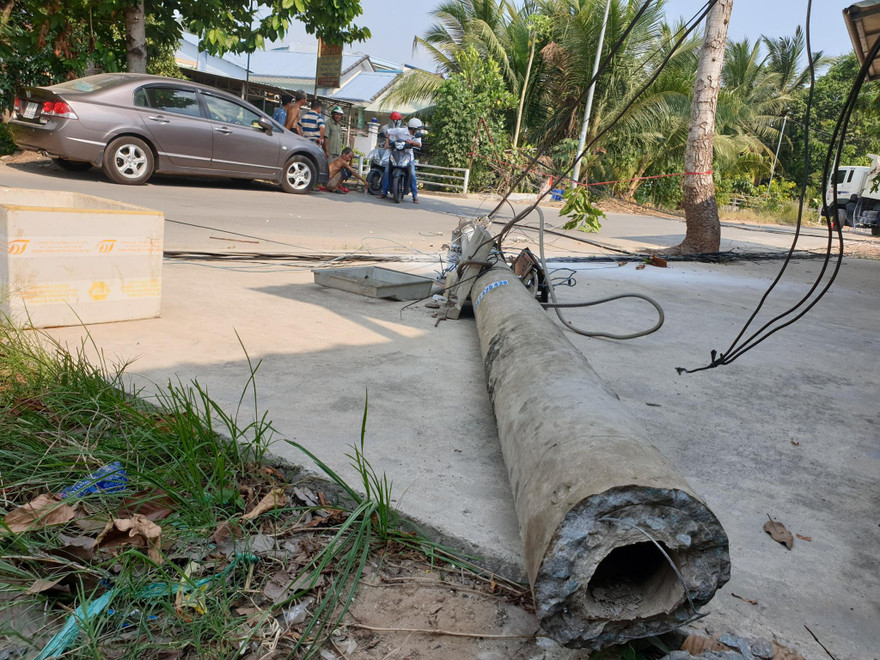 Xe ben 'hạ gục' gần 10 trụ điện khiến cả khu phố mất điện