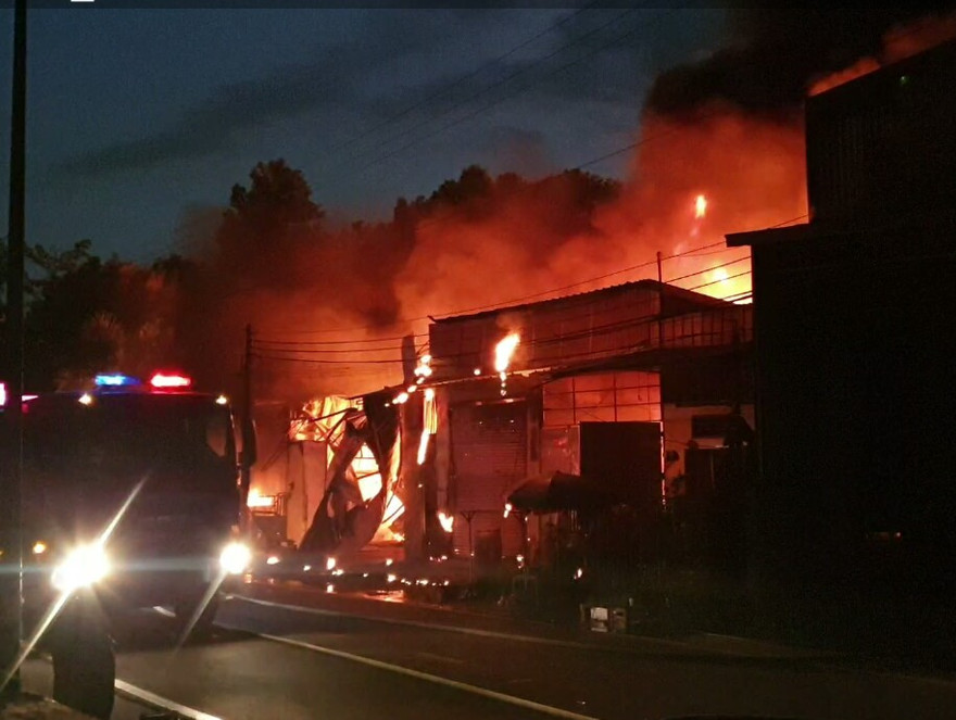 Lửa bao trùm khu nhà xưởng và ki ốt 