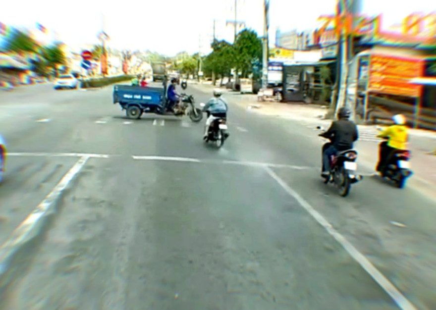 Cô gái điều khiển mô tô vượt đèn đỏ tông lật xe ba gác