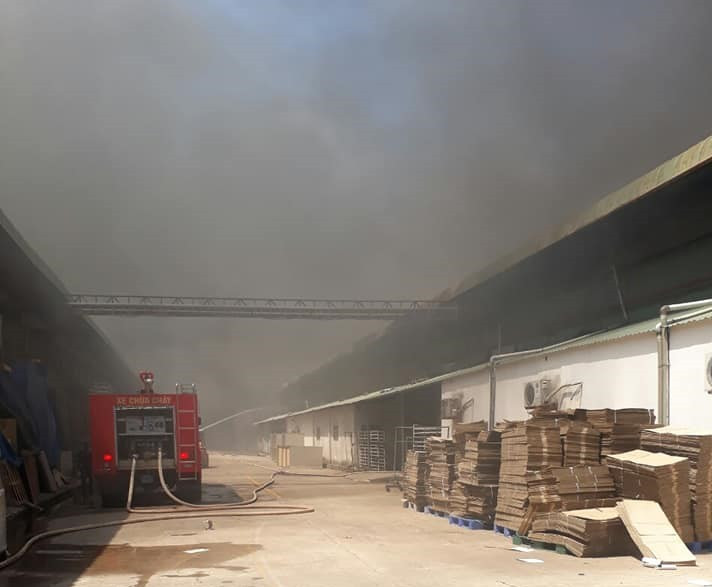 Khói lửa bao trùm nhà xưởng công ty may mặc ở Bình Dương