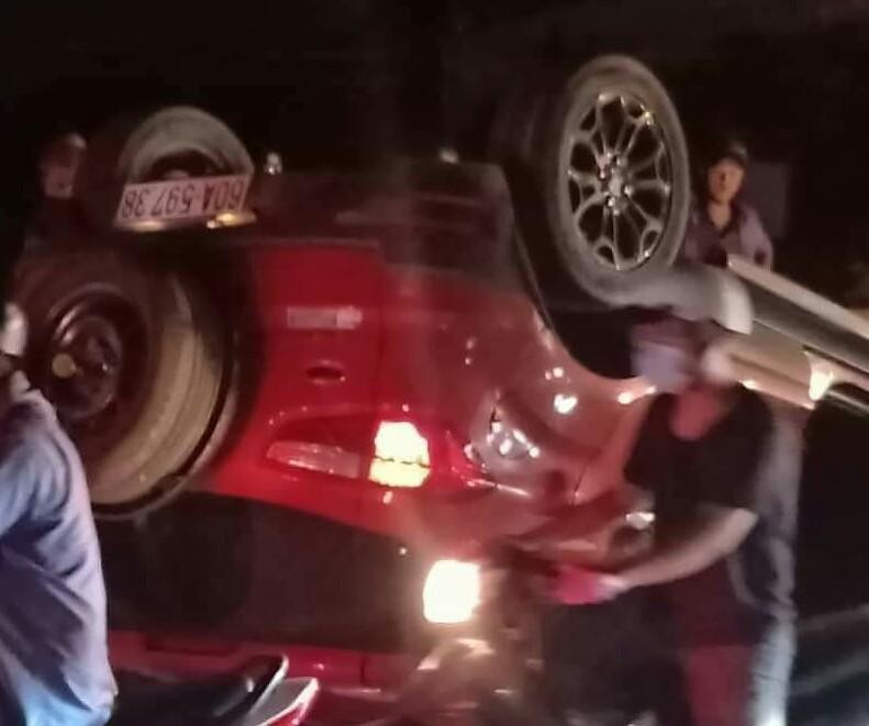 Ô tô lật ngửa giữa đường, tài xế người nước ngoài may mắn thoát chết 