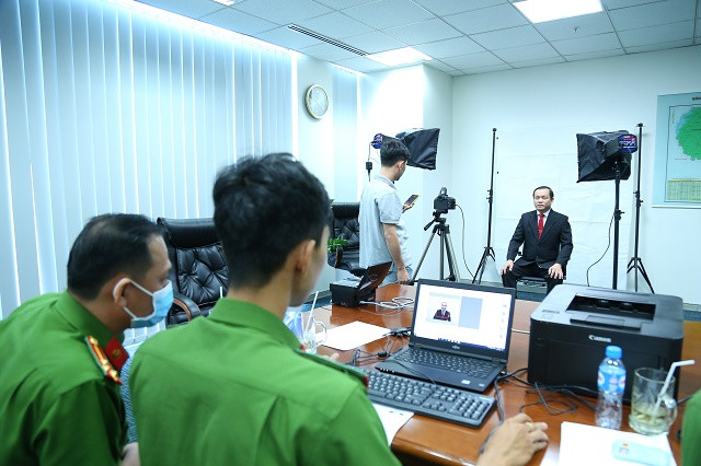 Công an tăng ca xuyên đêm cấp căn cước công dân gắn chíp