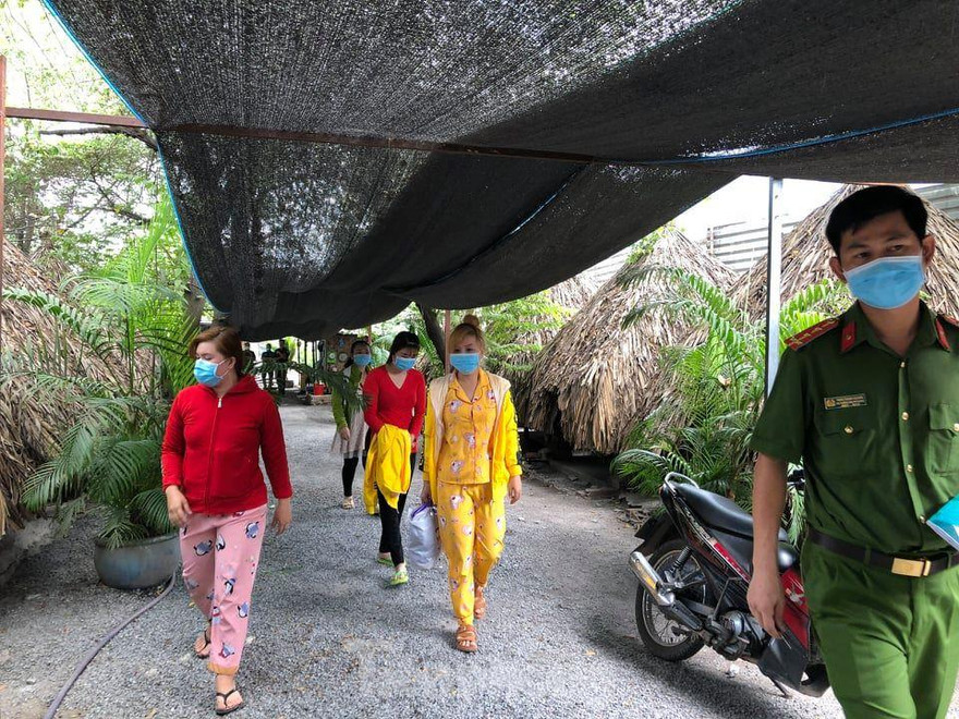 Bình Dương cưỡng chế hàng loạt cà phê chòi ‘kích dục’