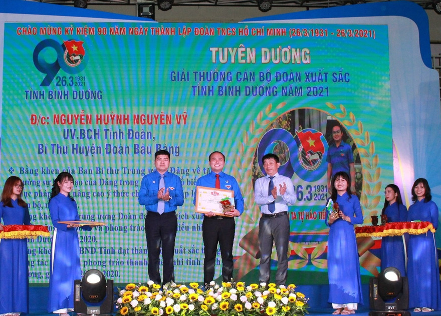 Tuyên dương, khen thưởng tập thể và cá nhân xuất sắc trong công tác Đoàn, Hội, Đội