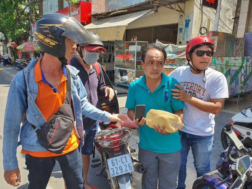 Tên cướp bị anh Nguyễn Thanh Hải và đồng đội bắt giữ giao công an