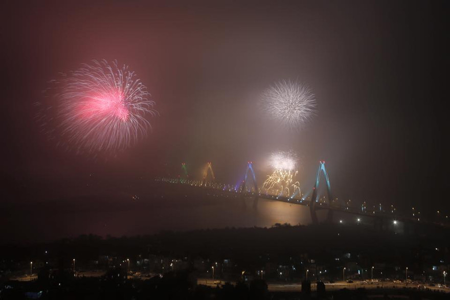 Pháo hoa rực sáng trên bầu trời, đón chào năm mới Ất Mùi 2015. Ảnh: Hồng Vĩnh