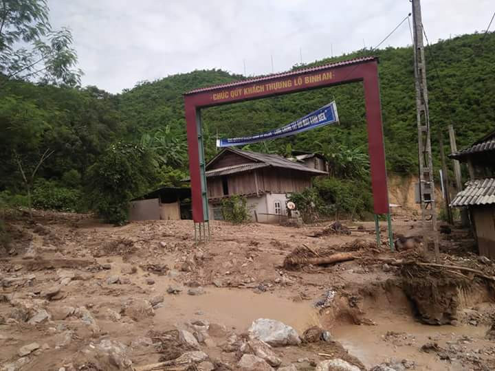 Sau 10 ngày bị lũ công phá, nhiều bản làng ở Mường Lát vẫn bị cô lập
