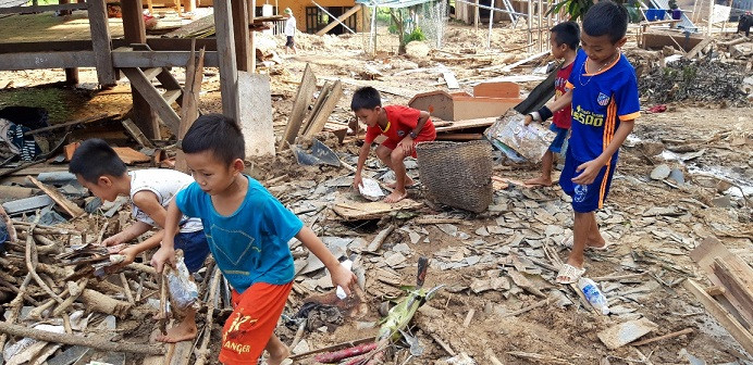 Những đứa trẻ nhặt nhạnh nhữn thứ bì bùn vùi lấp