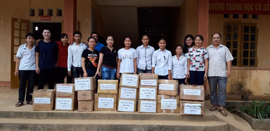 Nhà sách Tiền Phong tặng quà cho học sinh vùng lũ