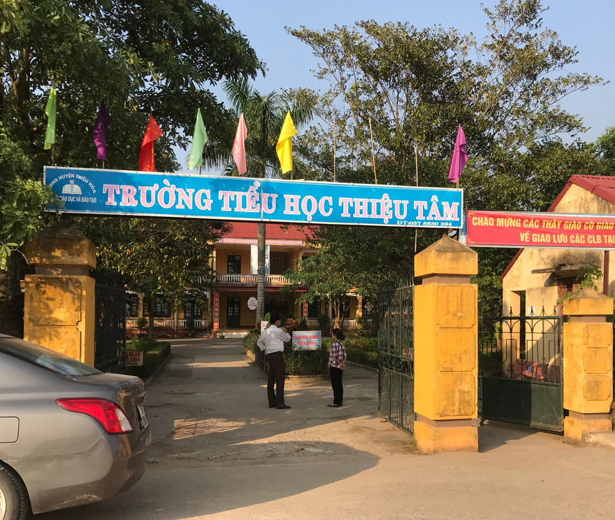 Giáo viên bất ngờ nhận quyết định chuyển đi trường khác