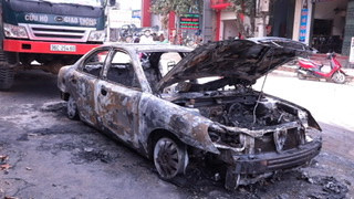 Ô tô 4 chỗ bất ngờ bốc cháy ngùn ngụt trên phố