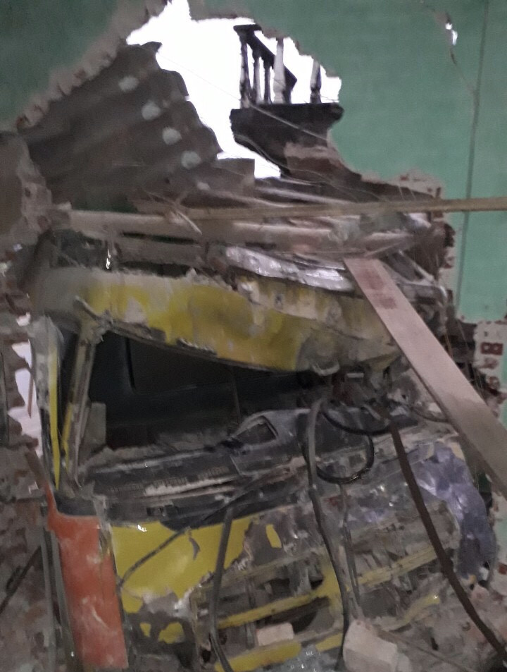 Kinh hoàng xe tải mất lái tông xuyên 2 nhà dân