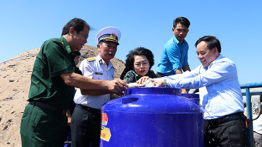 ‘Chi viện’ khẩn cấp nước ngọt cho người dân vùng hạn mặn ĐBSCL