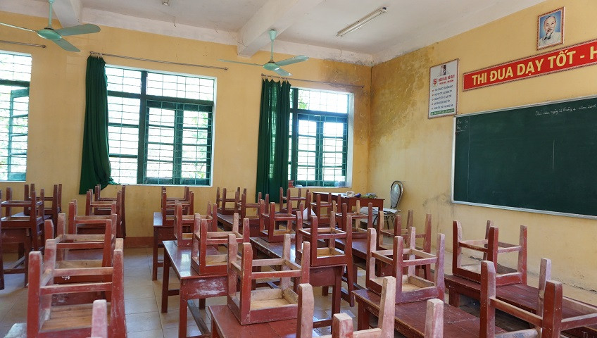 Phòng học nứt ẩm