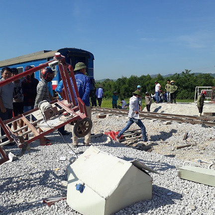 Một phần gác chắn bên trái (hướng tàu Bắc - Nam) bị hư hỏng