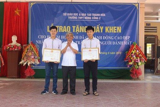 Khen thưởng 2 học sinh