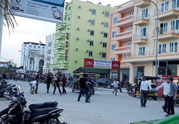 Lộn xộn xảy ra khi lực lượng chức năng dẹp hàng quán vỉa hè dọc đường ven biển khu du lịch Hải Tiến, Thanh Hóa.
