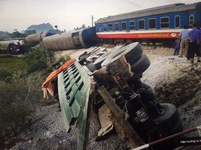 Bắt giam 2 nhân viên gác chắn vụ lật tàu hoả chở hơn 400 khách