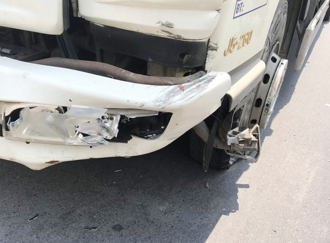 Ô tô nổ lốp sau khi tông vào xe máy, một người tử vong