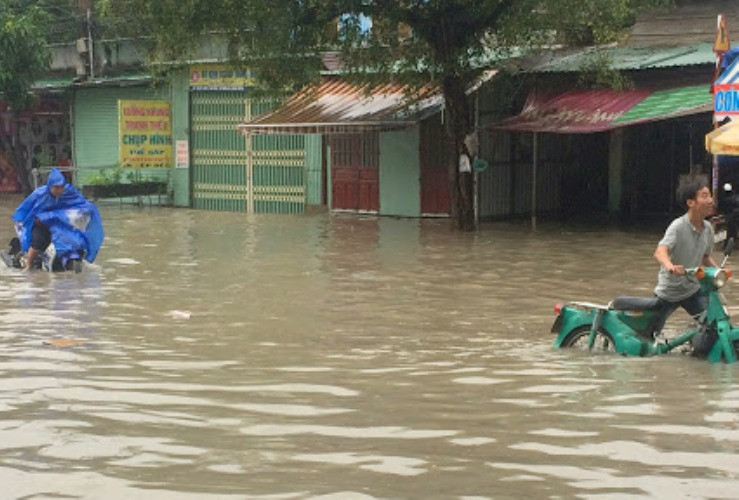 Mưa lớn kéo dài ở Bình Dương, một bé trai mất tích