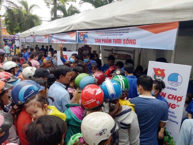 Hàng nghìn công nhân chen chân mua hàng 0 đồng