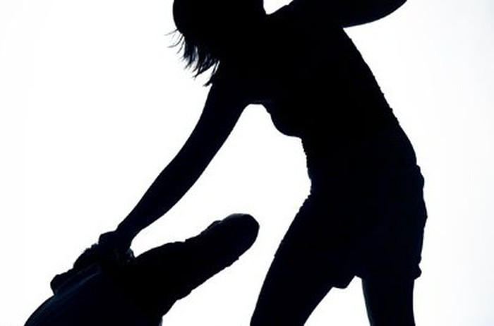 Vợ dùng dao đâm chết chồng vì bị đánh