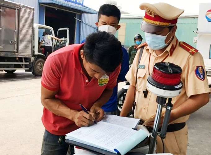 Tài xế mang theo vũ khí, thách thức đòi kiện cảnh sát khi đi vào đường cấm