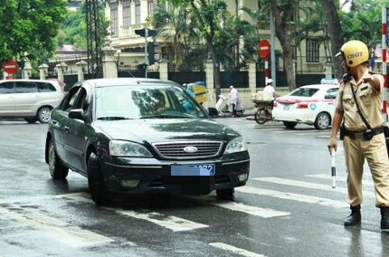 Xe biển xanh đua nhau vượt đèn đỏ, công an gửi văn bản về đơn vị chủ quản 